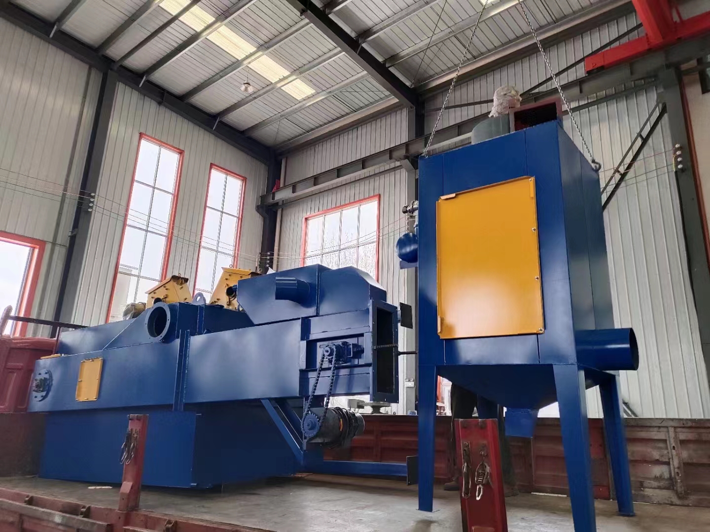 履帶式制砂機(jī)一體式視頻_金屬履帶打砂清理機(jī)_清理金屬履帶砂機(jī)打磨視頻